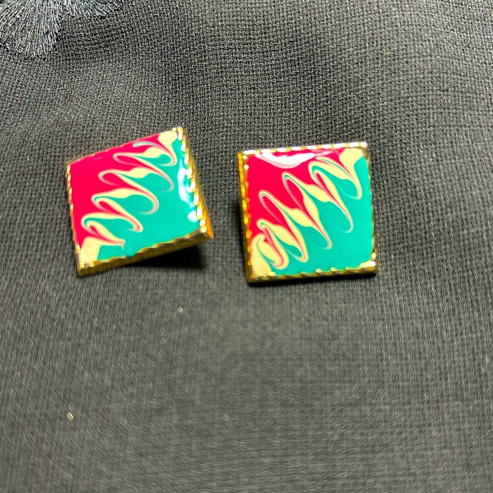 VTG 80s Gold Tone Metal and Swirl Enamel Post earrings. Pretty!!